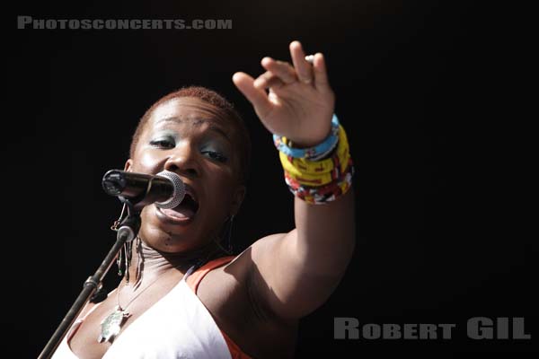 INDIA ARIE - 2006-08-25 - SAINT CLOUD - Domaine National - Scene de la Cascade - 